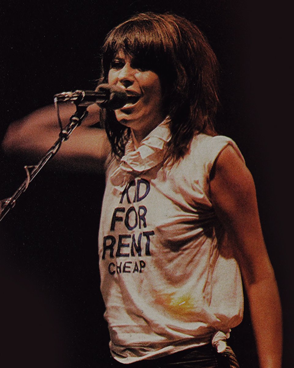 hit_parader's tweet image. "I don't overshadow the others, and I don't say that to be humble.  I just know I don't. Also, if I didn't play good guitar, they'd kick me out." 

Chrissie Hynde of The Pretenders. Photo by Richard E. Aaron

#chrissiehynde #thepretenders  #hitparader #hitparadermagazine