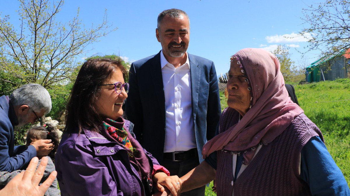 CihnAydin's tweet photo. Bütün tehdit, baskı ve zulümlere rağmen bu mücadeleyi ayakta tutan ve ileriye taşıyan halkımızın cesareti, umudu ve direnişidir. Biz kazanacağız.
#yeşilsoldersim
#YesillerSol https://t.co/j6tuLYSUbz