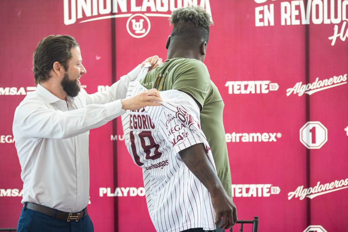 AlgodonerosUL's tweet photo. OFICIALMENTE ALGODONERO 😎

Esta mañana, tuvimos la presentación oficial de Didi Gregorius como #Algodonero

Nuestro presi le dio la bienvenida y le entregó su camisola que portará con orgullo.

Bienvenido a casa 🙌

#SiempreEnRevolución 😎hey ‼️ https://t.co/Y8xa8ECAxo