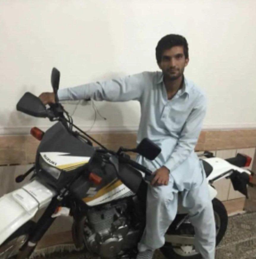farzinkadkhodae's tweet photo. تصویری دیگر از صبور شه‌بخش که جهت اعدام به قرنطینه زندان یزد منتقل شده است.
بجز نامبرده دستکم دو شهروند بلوچ دیگر بنام های عبدالبصیر پژم(توتازهی)و امیر رامشک نیز به قرنطینه جهت اعدام منتقل شده اند.
ایضا طی ۹۶ساعت گذشته دستکم ۱۳ بلوچ اعدام شده‌اند.
#نسل_کشی_بلوچ
 #BaluchGenocide https://t.co/3RHCRi0fMR