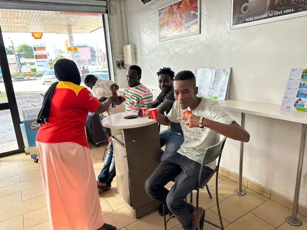 VivoEnergyMal's tweet image. 🌙🕌#Ramadan2023: retour en images🖼️ sur les ruptures du jeûne offertes en stations.
Un moment de pur partage pour tous nos clients qui ont été reçus avec du Nescafé et du Lipton. 🫖☕️