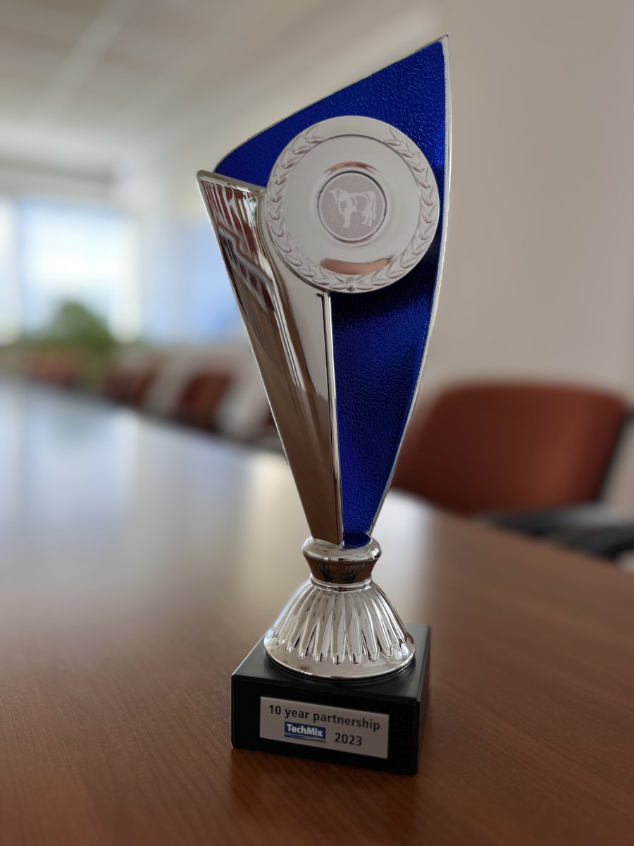 holsteingenetik's tweet photo. Elismerést kaptunk a TechMix cégtől a több mint 10 éves együttműködésünkre. Köszönjük szépen a partnereinknek!!! #TechMix https://t.co/zozEV9rgnK