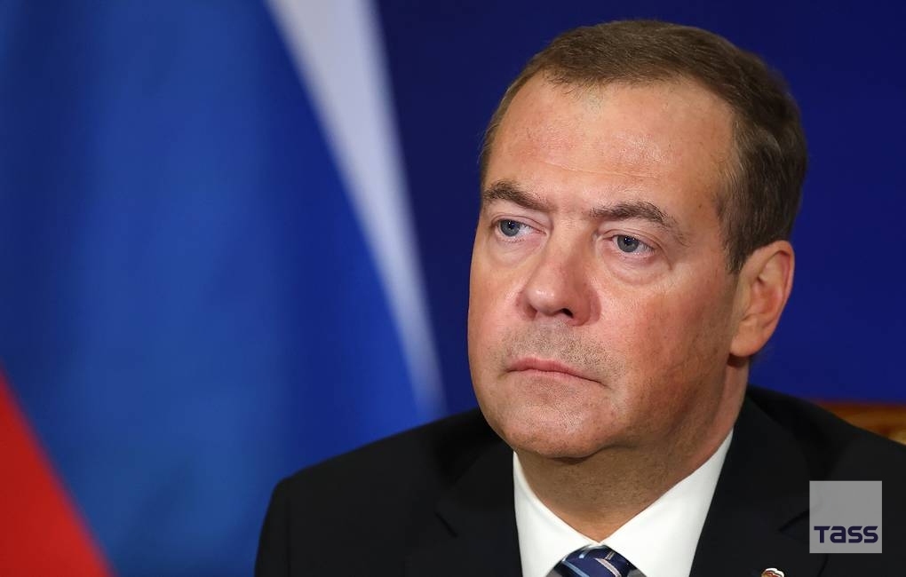 tassagency_en's tweet photo. After drone attack on Kremlin Russia has no choice but to eliminate Zelensky — Medvedev:
https://t.co/q0ITg5vUqz https://t.co/5g3evhzIzh