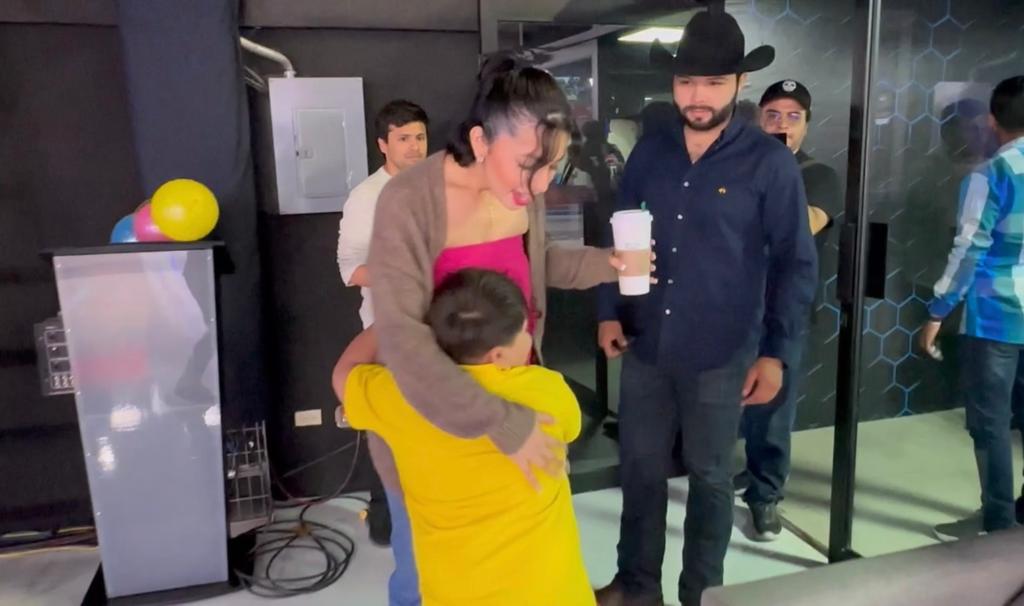 info7mty's tweet photo. Iker 'El niño millonario' y Ángela Aguilar cantaron 'Qué agonía' en las instalaciones de Info7.
#VIDEO ▶️ https://t.co/edj2pj5ZI4
#INFO7 #INFO7Espectaculos #IkerElninomillorario #ÁngelaAguilar