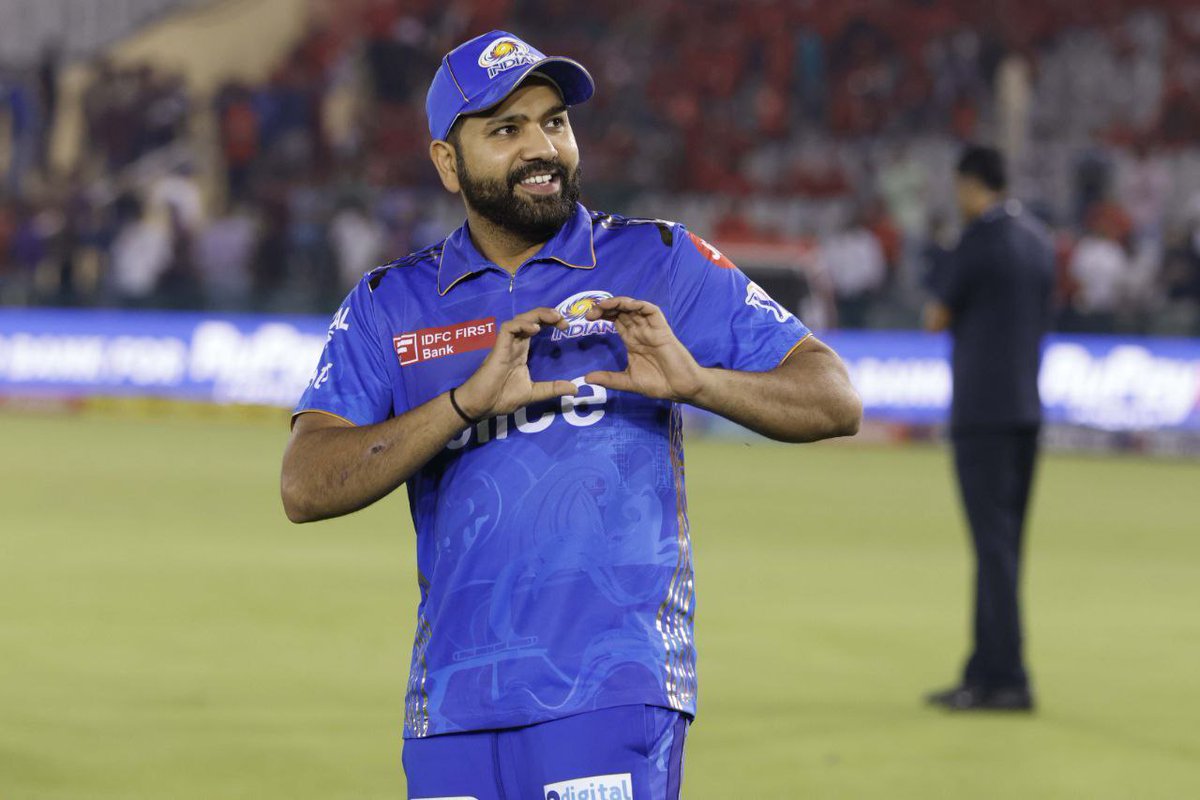 mufaddal_vohra's tweet photo. A heart from Rohit Sharma to the Mohali crowd. https://t.co/IAvWYkhbu3