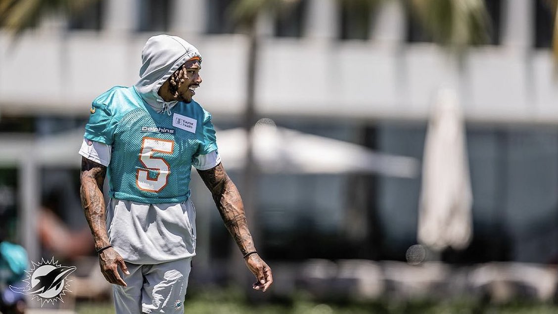 jalenramsey's tweet photo. FIN5 UP! https://t.co/Vs2Lu0kHj3