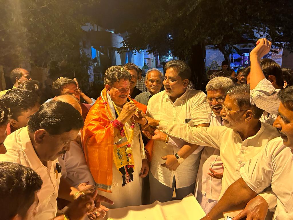hnfimamniyazi's tweet image. ಇಂದು ಹೊಸಪೇಟೆಯ ಅನಂತಶಯನಗುಡಿಯಲ್ಲಿ 90 ವಿಜಯನಗರ ವಿಧಾನಸಭಾ ಕ್ಷೇತ್ರದ ಕಾಂಗ್ರೆಸ್ ಪಕ್ಷದ ಅಭ್ಯರ್ಥಿಯಾದ #hrgaviyappa  ಅವರ 60 ನೇ ವರ್ಷದ ಹುಟ್ಟು ಹಬ್ಬದ ಸಂಭ್ರಮ‌‌ ಕಾರ್ಯಕ್ರಮನ್ನು ಅಭಿಮಾನಿಗಳು ಆಯೋಜಿಸಿದ್ದರು  @hnfimamniyazi ಅವರು ಸಹ ಪಾಲ್ಗೊಂಡು ಹುಟ್ಟಿ ಹಬ್ಬದ ಶುಭಕೋರಿದರು
#ಹುಟ್ಟು_ಹಬ್ಬದ_ಶುಭಾಶಯಗಳು