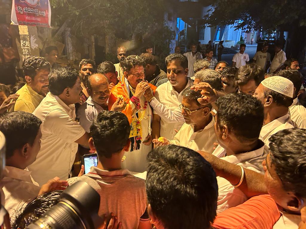 hnfimamniyazi's tweet image. ಇಂದು ಹೊಸಪೇಟೆಯ ಅನಂತಶಯನಗುಡಿಯಲ್ಲಿ 90 ವಿಜಯನಗರ ವಿಧಾನಸಭಾ ಕ್ಷೇತ್ರದ ಕಾಂಗ್ರೆಸ್ ಪಕ್ಷದ ಅಭ್ಯರ್ಥಿಯಾದ #hrgaviyappa  ಅವರ 60 ನೇ ವರ್ಷದ ಹುಟ್ಟು ಹಬ್ಬದ ಸಂಭ್ರಮ‌‌ ಕಾರ್ಯಕ್ರಮನ್ನು ಅಭಿಮಾನಿಗಳು ಆಯೋಜಿಸಿದ್ದರು  @hnfimamniyazi ಅವರು ಸಹ ಪಾಲ್ಗೊಂಡು ಹುಟ್ಟಿ ಹಬ್ಬದ ಶುಭಕೋರಿದರು
#ಹುಟ್ಟು_ಹಬ್ಬದ_ಶುಭಾಶಯಗಳು