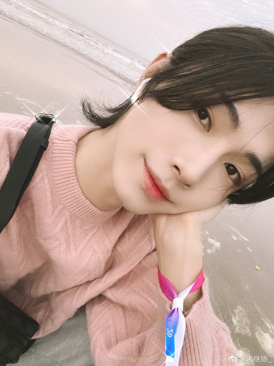 i apologise for my absence. i've been feeling not so well and i've even been neglecting my streams. but i'll be okay. here's a selfie to brighten your day ! 💗