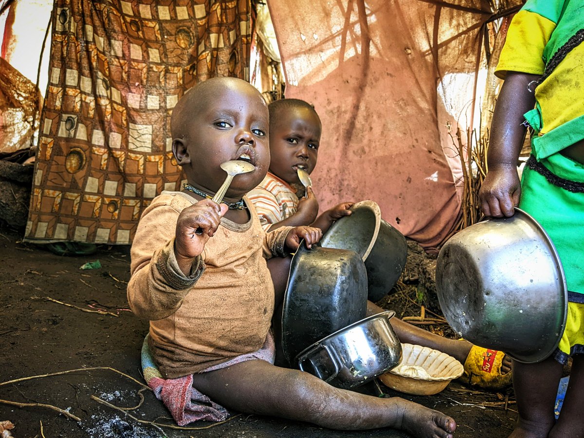 PRwamigabo's tweet photo. Toujours dans le camp de déplacés à #Bulengo les enfants font face à une faim sans précédent, une insécurité alimentaire très aiguë suite au manque de vivres. Les assistances humanitaires sont quasi inexistantes.
#SOS
#Tiento📷 
@David_Kasi_ @fidele_kitsa @ArletteBashizi https://t.co/2zm4QiTT9U