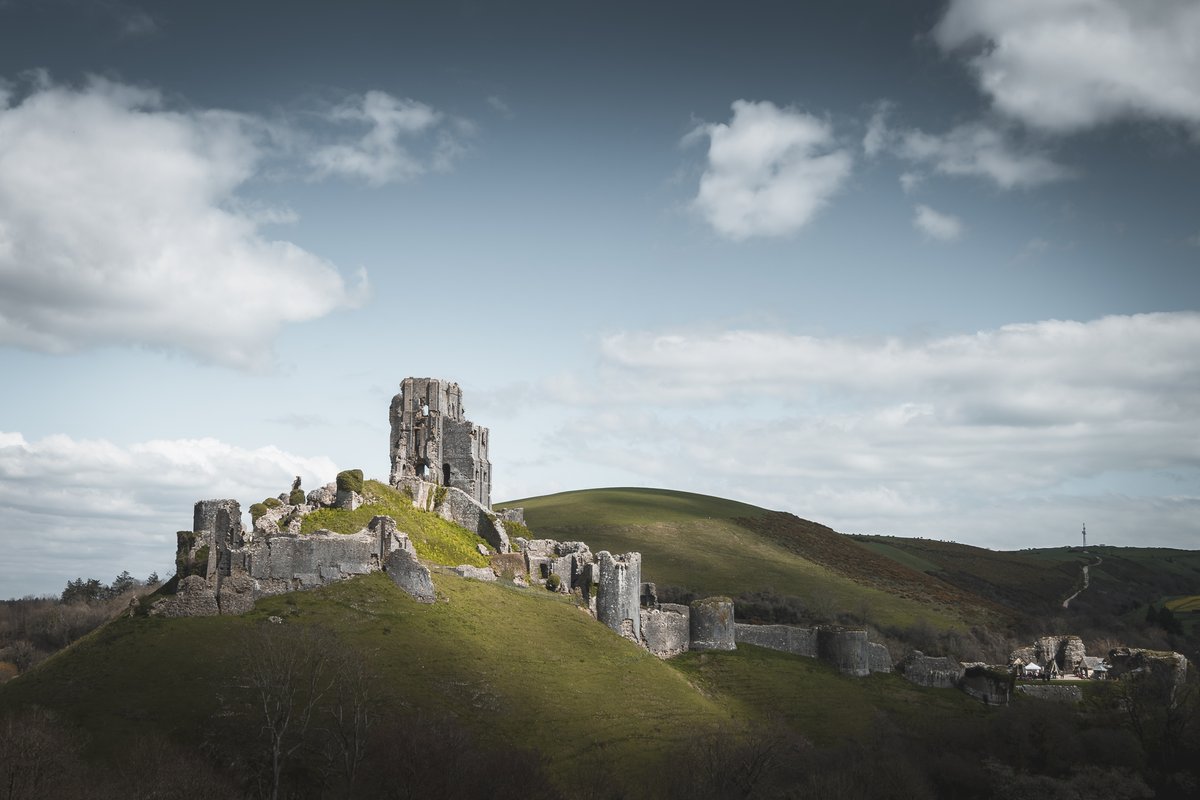 Corfe Castle #photography #photo #foto #photog #travel #photooftheday #picoftheday #ukpotd #uk_potd #nature #dorset #dorsetlife #corfecastle #hill shar.es/af9EQx