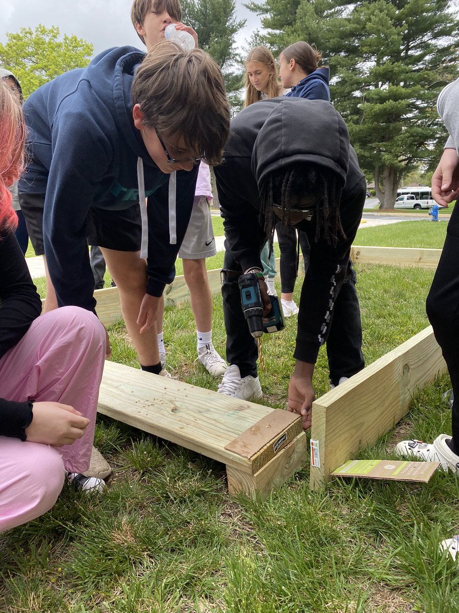 MrsGrenter's tweet photo. Today was construction day on our #TheMartian Project outdoor garden beds thanks to @mt_ed_foundation! #schoolgarden https://t.co/j6hbSBipdX