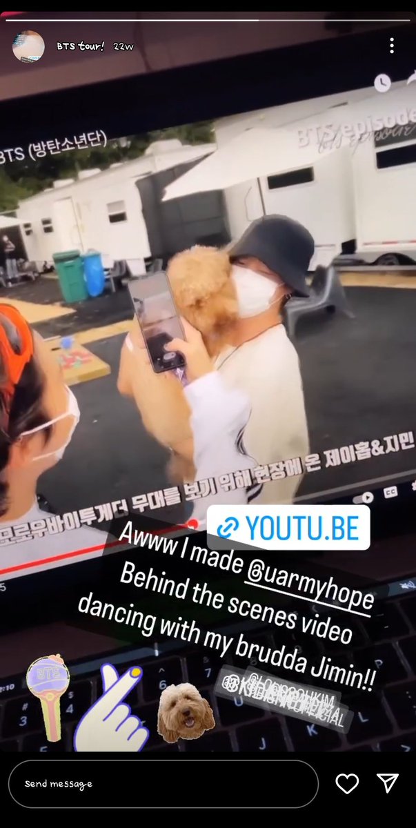 Shinemichm's tweet photo. — El equipo de producción que está trabajando en el Tour de SUGA en US tiene un perrito llamado 'Stoney'

Stoney es un perrito de servicio que aparece tambien en el episodio de Lollapalooza junto a j-hope y Jimin y estuvo en los conciertos de PTD 🥹🤍

@BTS_twt https://t.co/gTG2Kojy2h