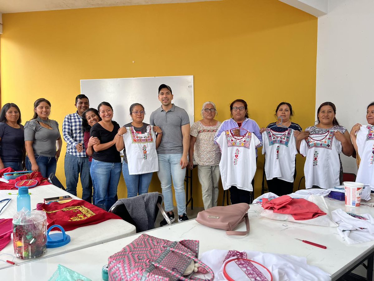 ICAPET_GobOax's tweet photo. Se llevó a cabo la clausura del curso de "Deshilado" en el Municipio de Santa Ana Zegache Ocotlán.
Reconocemos el entusiasmo de las integrantes de este curso el cual dará un impulso económico a la actividad que desempeñan.

#OaxacaCapacitada #EmprendeyAprendeConElICAPET https://t.co/tLBSNa1Th5