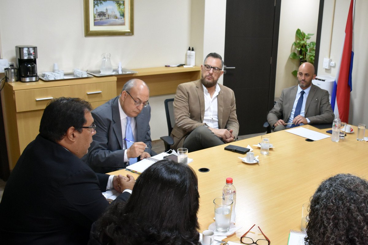 MECpy's tweet photo. ✅Autoridades del #MEC, @ConesParaguay , @ANEAES_Paraguay participaron de una mesa de trabajo en la sede educativa, a fin de articular acciones tendientes a mejorar la Educación Superior🤝🇵🇾 https://t.co/JKLABGczlK