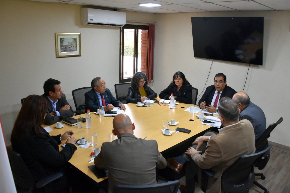MECpy's tweet photo. ✅Autoridades del #MEC, @ConesParaguay , @ANEAES_Paraguay participaron de una mesa de trabajo en la sede educativa, a fin de articular acciones tendientes a mejorar la Educación Superior🤝🇵🇾 https://t.co/JKLABGczlK