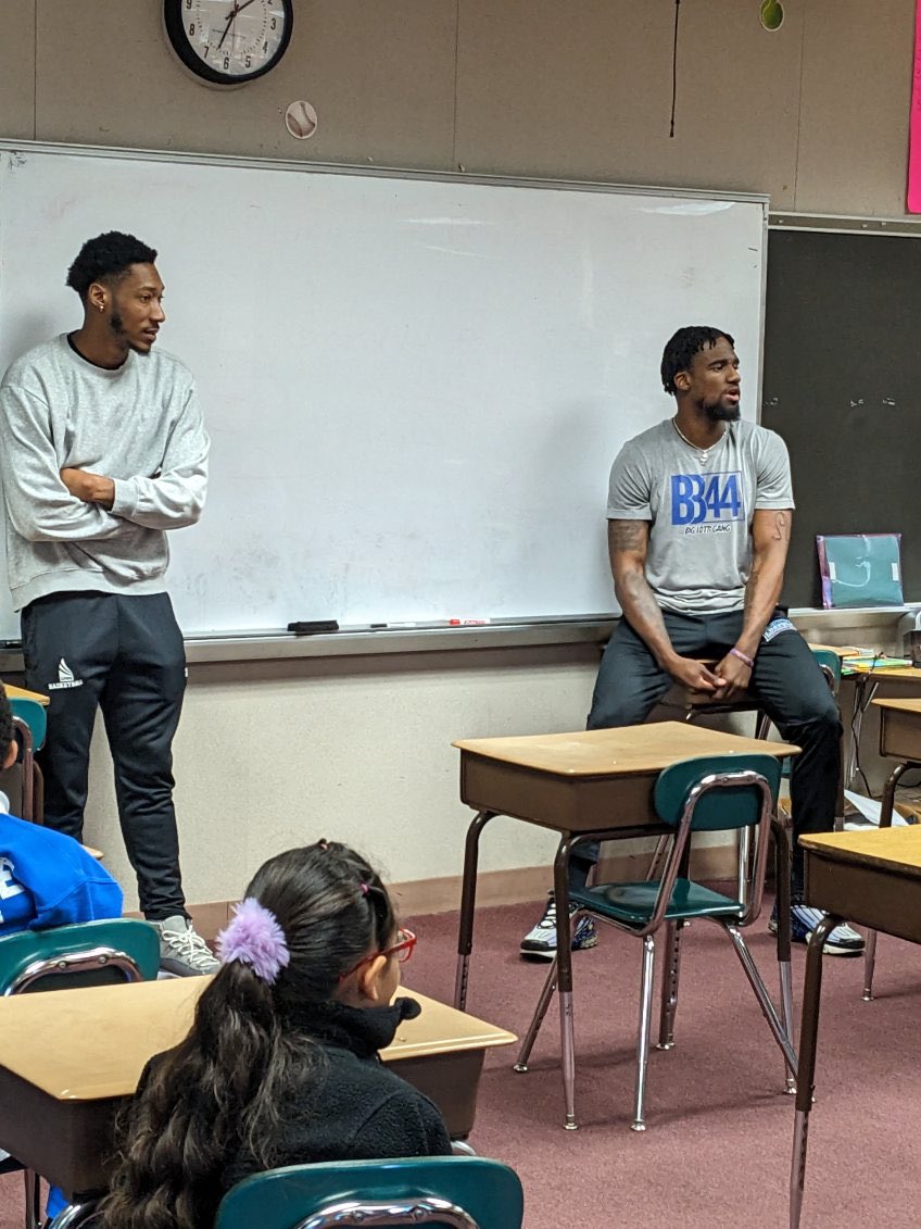 asdcentral's tweet photo. @LVLegendsBBall were in the Eagle’s nest again!! Today, they spent time with our 5th graders and they can’t wait to come back next week to host a bball clinic! #basketball #lvlegends #lehighvalley #nba @AllentownSD @toomraider1 https://t.co/O9g4DktaMb