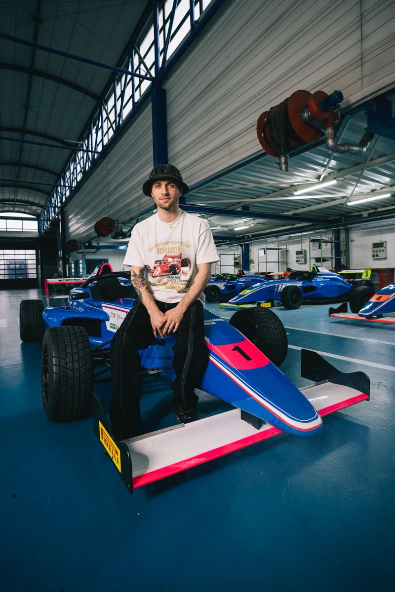 viewsfrance's tweet photo. Le GP Explorer sera de retour le 9 septembre 🏎️

La course de Formule 4 organisée par Squeezie a annoncé sa deuxième édition, avec 11 écuries ainsi qu’une écurie mystère. L’évènement aura à nouveau lieu sur le mythique circuit du Mans. https://t.co/zzs77512EZ