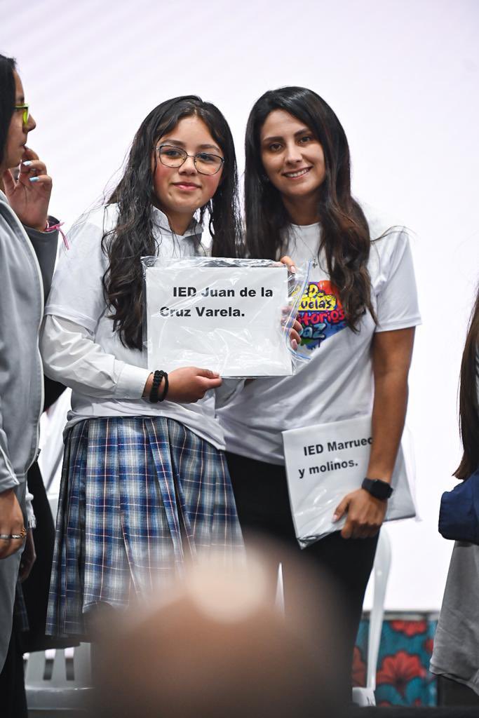 HelenOrjuela's tweet image. Un gusto acompañar a una de las estudiantes líderes de #RedEsPaz