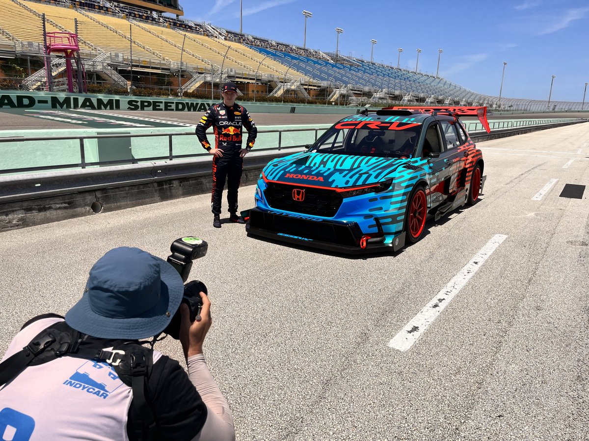 What's going on here then with <a href="/Max33Verstappen/">Max Verstappen</a> and <a href="/Hinchtown/">James Hinchcliffe</a>? We can't wait to show you 😎

#Honda #CRVHybridRacer