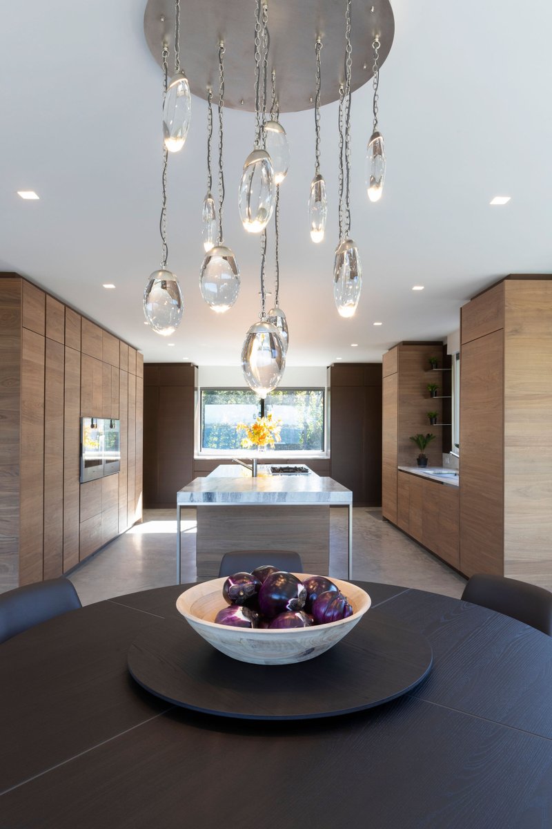stylendesign's tweet photo. #RT @NYinteriordesig: One of my favorite all-time kitchens! This lovely client is a serious cook! We took all that and the gorgeous view into consideration. The chandelier over the breakfast table is meant to mimic the waves of the water just outside. https://t.co/cpAcCF24LZ