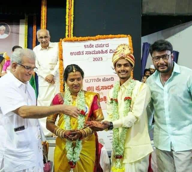 Dcompany171's tweet photo. ಧರ್ಮಸ್ಥಳದಲ್ಲಿ ನಡೆದ 51ನೆ ವರ್ಷದ ಉಚಿತ ಸಾಮೂಹಿಕ ವಿವಾಹ ಸಮಾರಂಭದಲ್ಲಿ ನಮ್ಮ ಪ್ರೀತಿಯ ಬಾಕ್ಸ್ ಆಫೀಸ್ ಸುಲ್ತಾನ್ ಚಾಲೆಂಜಿಂಗ್ ಸ್ಟಾರ್ @dasadarshan  ರವರು  ಪಾಲ್ಗೊಂಡು ಎಲ್ಲಾರಿಗೂ ಶುಭಹಾರೈಸಿದರು.😊 https://t.co/60x06KcJpa