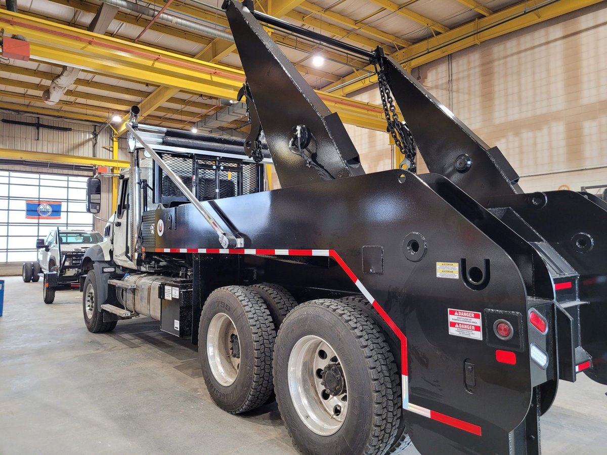 Our shop builds a large variety of mobile waste equipment. Anything from lugger trucks to hooklift trucks and a lot more in between #universalhandling #reddeer #canadian #wasteequipment #local