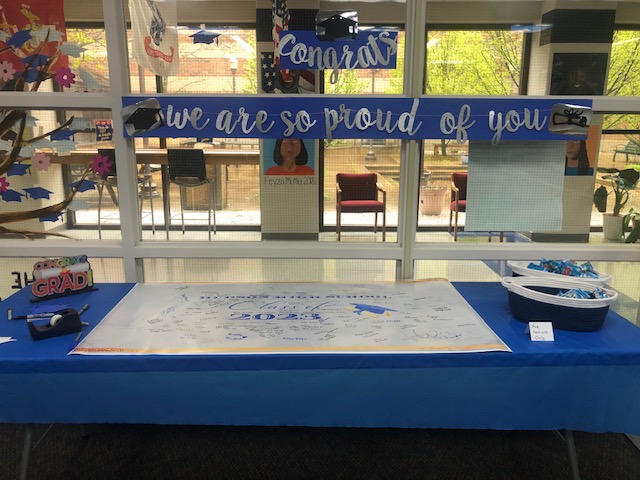 Seniors are getting ready for graduation! They're busy signing the 2023 class poster and decorating the tree with graduation caps. It's amazing to see them getting excited for their big day! 🎓🎓 #ClassOf2023 #GraduationSeason