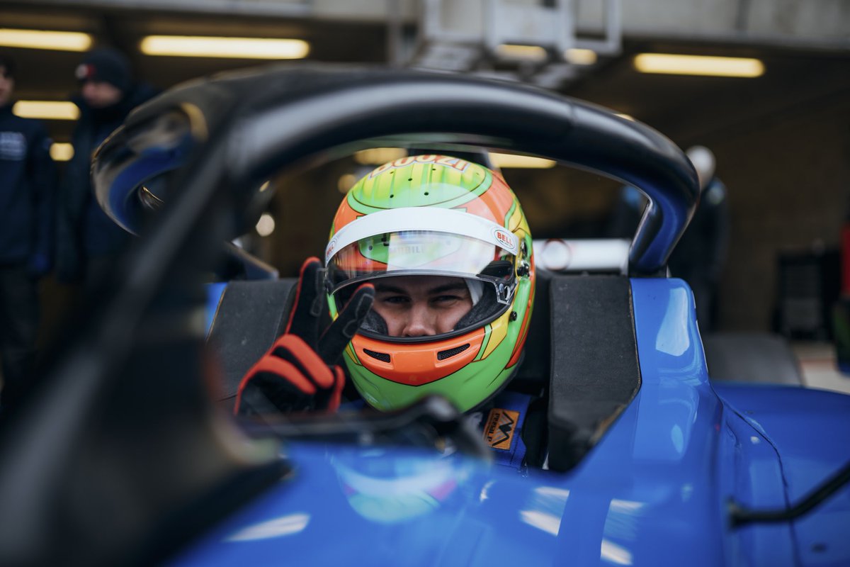 LeBouseuh's tweet photo. Prêt pour cette édition 2 du GP Explorer 2️⃣🏎️💨
Évidemment je remercie Lucas et son équipe pour l’invitation 💙
J’espère pas vous décevoir 💩💪🏼 https://t.co/jSZgzxayef