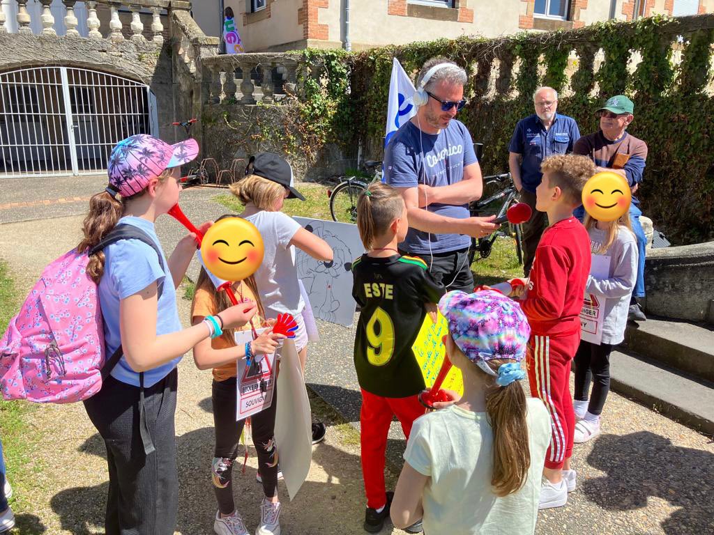 monnet_dufregne's tweet photo. #education Aux côtés des parents d’élèves, des enfants, des élus et des enseignants aujourd’hui pour une nouvelle mobilisation contre la suppression de 29 postes dans l’#Allier On continue tous ensemble et on ne lâchera rien ! ✊ https://t.co/FL5PbVeYye