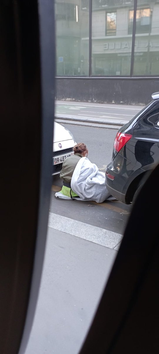 infernal_stalin's tweet photo. 2/2 surprise, une jeune femme, qui n'a pas l'air encore trop marquée, certainement nouvelle addict au crack. Personne pour l'aider à en sortir à #saccageparis tt ce qu'on peut lui proposer c'est 1 pipe à crack neuve pour ne surtt pas qu'elle s'attrape HIV&amp;co mais pour le reste... https://t.co/EPuHwZW8PP