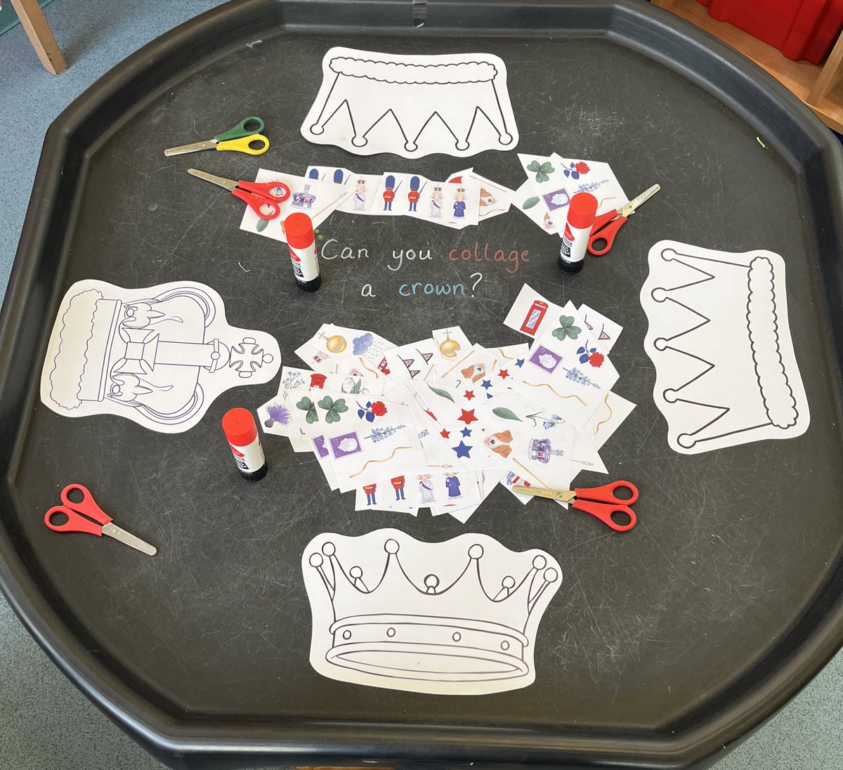 👑 Can you collage a crown? 👑

Tomorrows #tufftray set up ready for our coronation celebration on Friday 🇬🇧 

Collage pictures and blank crowns from <a href="/twinklresources/">Twinkl Resources</a> 🤩 Can’t wait to see how they enjoy this! 💛

#edutwitter #eytagteam #eytalking #eyfs #Coronation2023