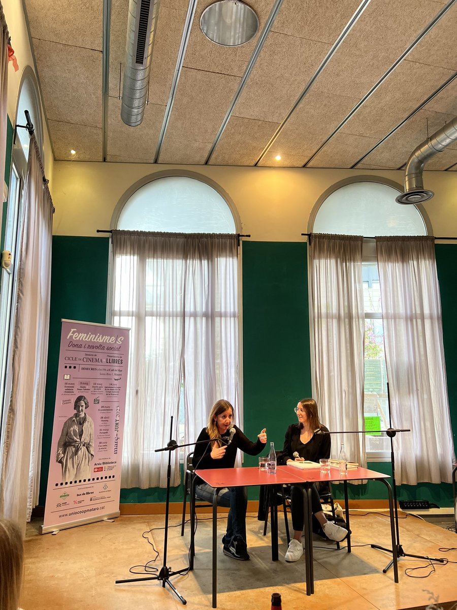 Un 2020 confinats la mare <a href="/npini/">Neus Pinart</a> em regalava #DonesValentes. Aquest 2023 jo li vaig regalar #Aliades. Avui juntes assistim a la presentació i quantes coses han passat entre els dos llibres. Un plaer escoltar-te i llegir-te <a href="/txellfeixas/">txell feixas torras</a>