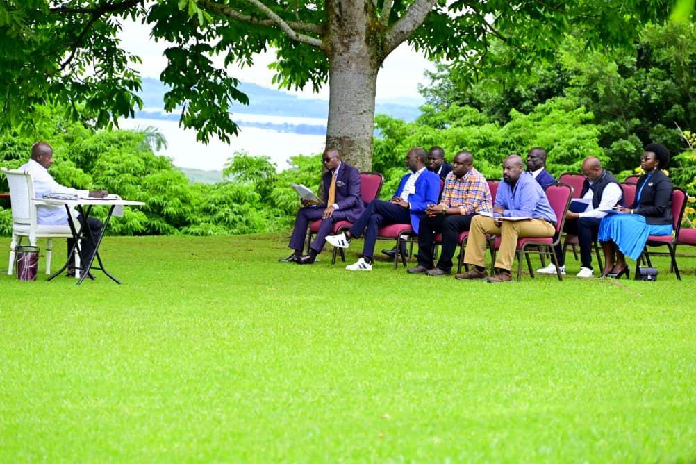 EmmandusoM's tweet image. 🇺🇬 | #Gen.#Muhoozi #Kainerugaba has successfully interacted with President #Museveni this Wendsday evening. #Gen. #Muhoozi was in company of members of the #MK Movement including Balaam, MP #Kabanda, MP #Lillian Aber, MP #Mawanda, #Andrew Mwenda etc.