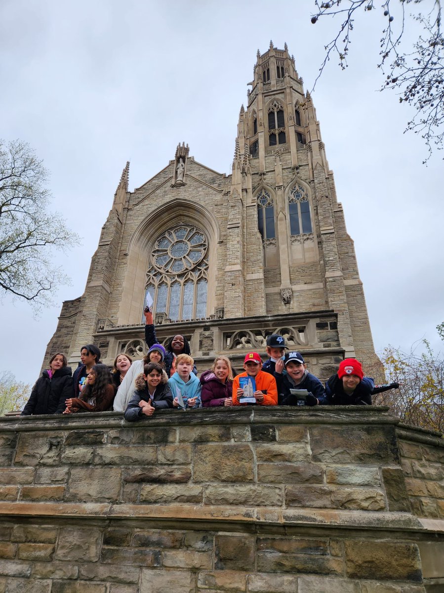 EECStNicolas's tweet photo. Visite des élèves de sixième année à la Cathédrale de Hamilton où nous avons eu la chance d'être accueillis par l'évêque lui-même, le Père Wayne Lawrence Lobsinger.  Voici quelques photos https://t.co/Wk0iMWe1MB