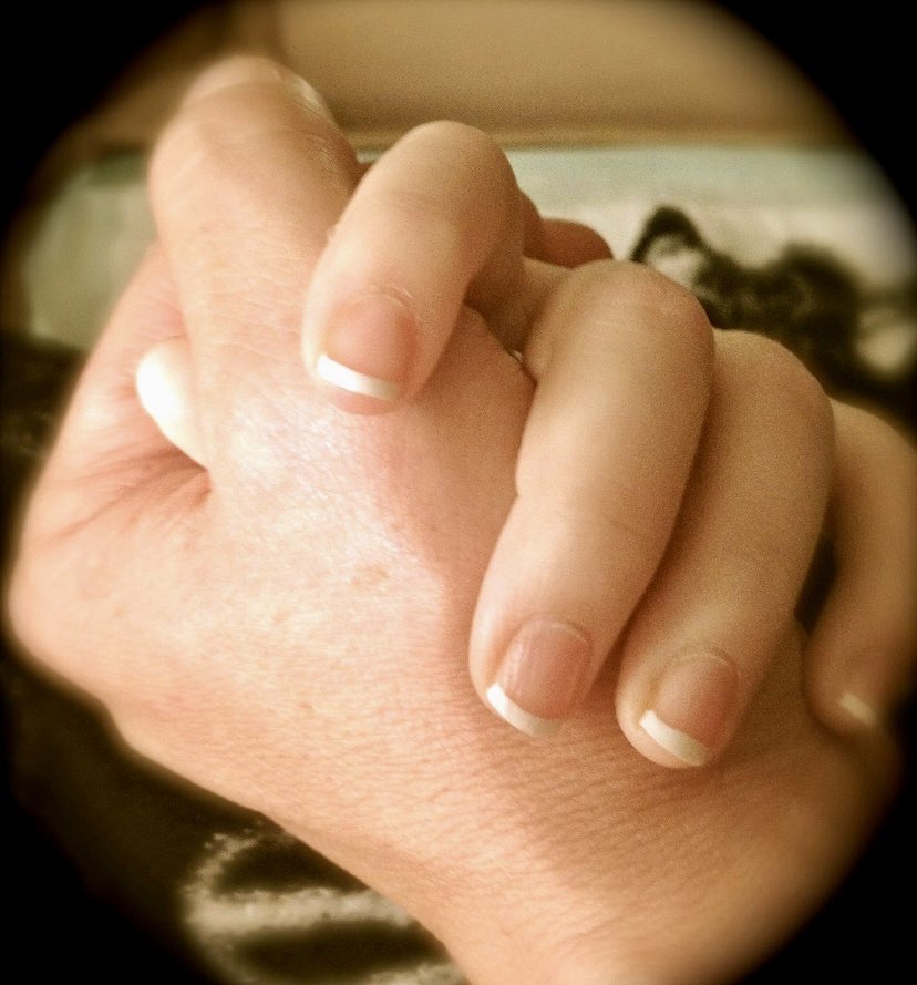 2StefanMoore's tweet photo. Took this picture bc I never wanted to forget my Daughter’s precious hand.  I knew time on Earth was coming to an end, within days bc of her #BrainCancer  If you have a healthy Child, say your blessings.  Hold their hands, hug them &amp; tell them that you love them every single day. https://t.co/h2qR5Hrkq9