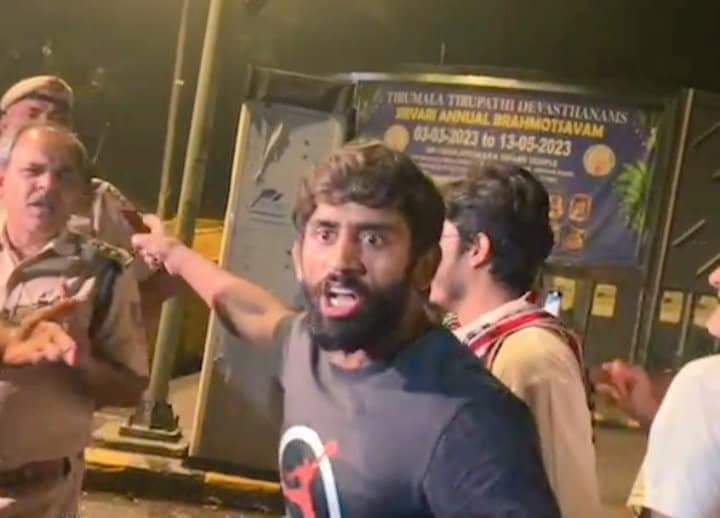 अब दिल्ली में जो भी होगा उसकी जिम्मेदारी सरकार और प्रशासन की है। 

#IStandWithChampions
#दिल्ली_पुलिस_शर्म_करो