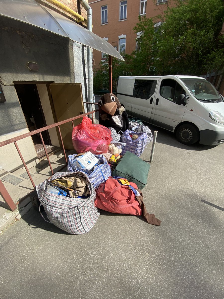 Kolmen1989's tweet photo. I work as a loader. The truth is in it’s own theater. Suits were again transported to a new place.
My back says "thank you".
#backparty #kiyv #loaderman https://t.co/k0jfAuVdEn