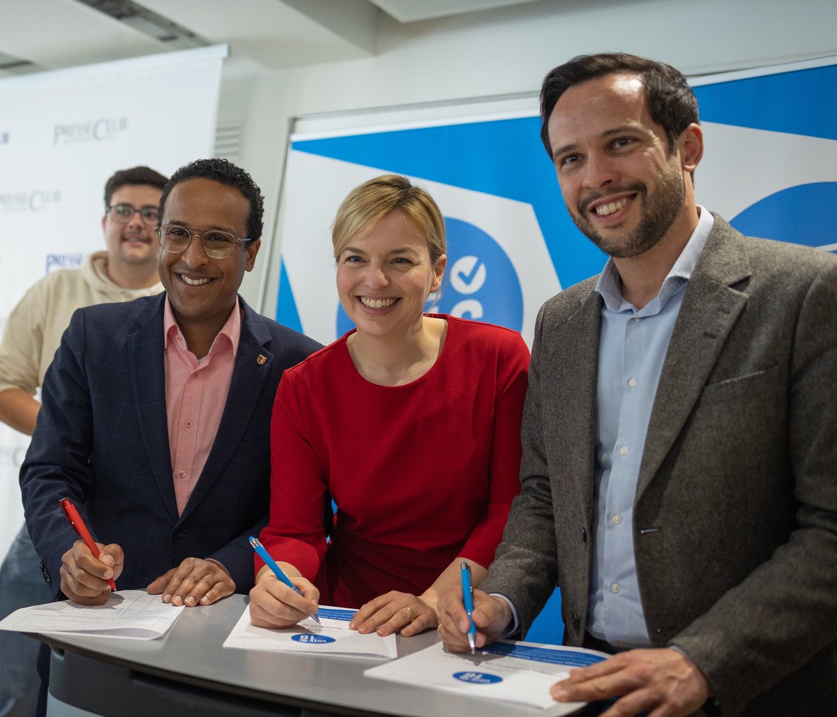 Bayerischer Jugendring (BJR) (@_bjr_) on Twitter photo Viele der Bündnispartner haben ihre Unterstützung bei der Sammlung von von 25.000 Unterschriften zugesichert. Unter anderem haben auch <a href="/nasser_spd/">Nasser Ahmed</a> (<a href="/BayernSPD/">SPD Bayern</a>), <a href="/KathaSchulze/">Katharina Schulze</a> (<a href="/Gruene_Bayern/">GRÜNE Bayern</a>) und <a href="/_MartinHagen/">Martin Hagen</a> (<a href="/fdpbay/">FDP Bayern</a>) als Vertreter:innen von Parteien unterschrieben.
📷 <a href="/dukros/">Daniel Köberle</a> Viele der Bündnispartner haben ihre Unterstützung bei der Sammlung von von 25.000 Unterschriften zugesichert. Unter anderem haben auch <a href="/nasser_spd/">Nasser Ahmed</a> (<a href="/BayernSPD/">SPD Bayern</a>), <a href="/KathaSchulze/">Katharina Schulze</a> (<a href="/Gruene_Bayern/">GRÜNE Bayern</a>) und <a href="/_MartinHagen/">Martin Hagen</a> (<a href="/fdpbay/">FDP Bayern</a>) als Vertreter:innen von Parteien unterschrieben.
📷 <a href="/dukros/">Daniel Köberle</a>