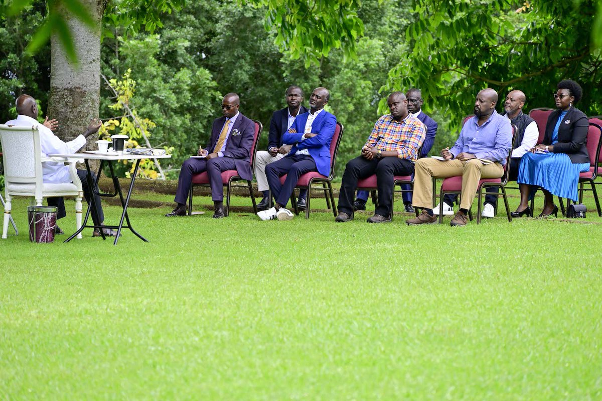 StateHouseUg's tweet photo. H.E @KagutaMuseveni has met with the #CEC of the MK movement. While noting the efforts of the group towards unity &amp; cohesion of the country, he spoke to them about the need for Patriotism, Pan-Africanism &amp; Democracy in the Socio-economic transformation of Uganda and Africa. https://t.co/ywGRgYQKGP