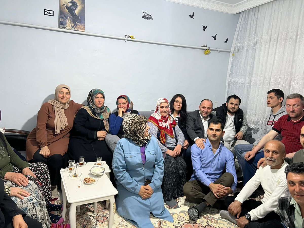 BasaksehirMhp's tweet photo. İlçe Başkanımız Sn. @fatihkelesogluu ve Yönetim Kurulu Üyelerimiz #KomşumNasılsın temalı programda Şahintepe Mahallemizde bulunan Zeliha hanım ve Dursun Buluş beyefendiyi ziyaret ederek, Şahintepe’li komşularımızla bir araya geldiler.

@sertel_selim @_MHPistanbul_ https://t.co/I6G3uod3mI