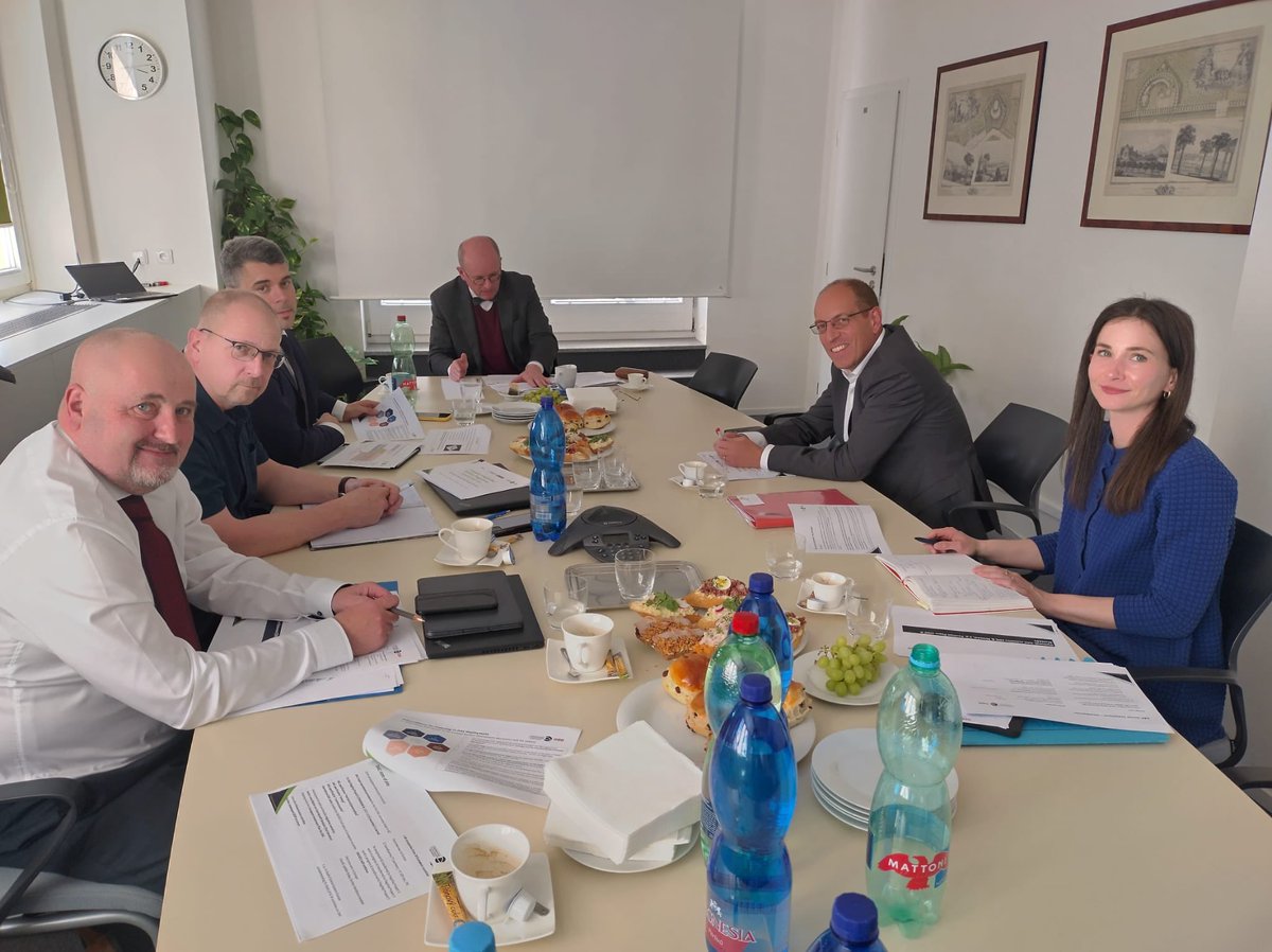 Dnes jsme za ŽESNAD jednali v Praze s rakouskou ÖBB o zaváděni digitálního automatickéha spřáhla. Shoda na postupu. Nejprve ověření v reálném provozu a vyhodnoceni ekonomické efektivity. Až pak další kroky. Bez toho se dál neposuneme.