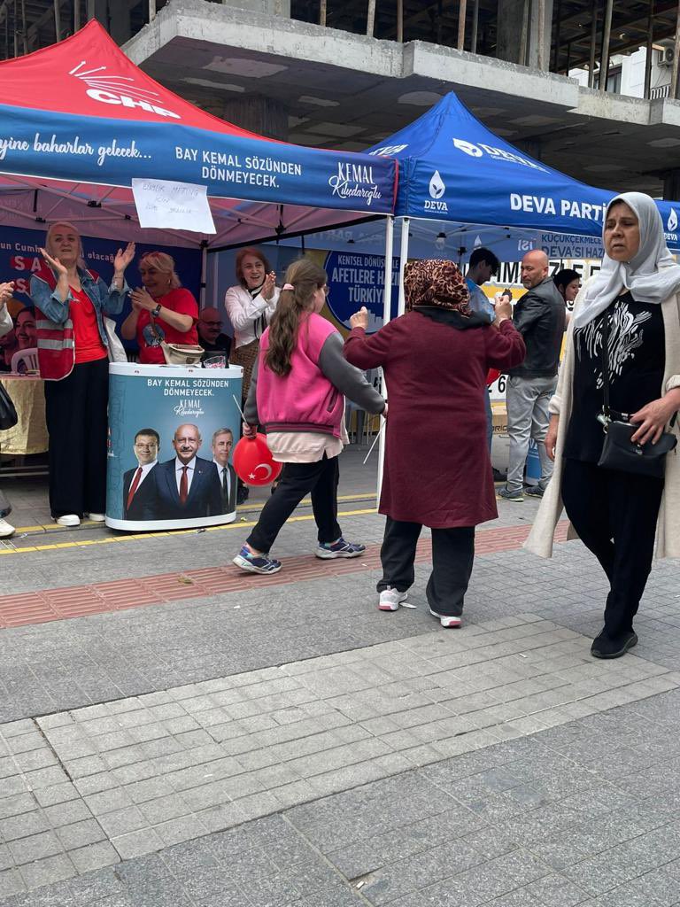 deva_bsk's tweet photo. Bugün Kadıköy buluşması öncesi Küçükçekmece DEVA Teşkilatı olarak Kartaltepe Mah. Cennet Mah ve Fatih mahallesinde 3 ayrı stand çalışması. @drerhanerol @avmdemiral @edaatesadiyeke https://t.co/tMo5wenZrc