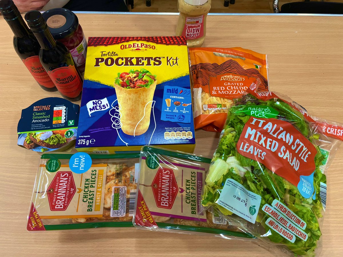 OEimhear's tweet photo. Gorgeous Girlfriend Gilly brought us a lovely Mexican picnic before I went to do the Front of House in @Outhouse_Dublin for the Dublin @GayTheatre Festival. There was chicken, salad, guacamole, cheese, tortillas, pickled onions, bacon mayonnaise & mini wineπ·#IntermittentFasting https://t.co/cO7OZsu1SQ