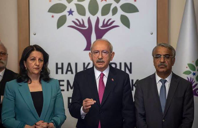 Küçük partilerin “The Masa”ya toplam %1 katkısı bile olmadığı söyleniyor.
Bu partilere 20’si garanti 40 adaylık verdi Kılıçdaroğlu. Yetmedi, kazanırsa birer Yardımcılık, birer de Bakanlık verdi.

%10 (Yüzde On) katkısı olan HDP’ye hiç bir şey vermedi öyle mi?
Buna inanan var mı?