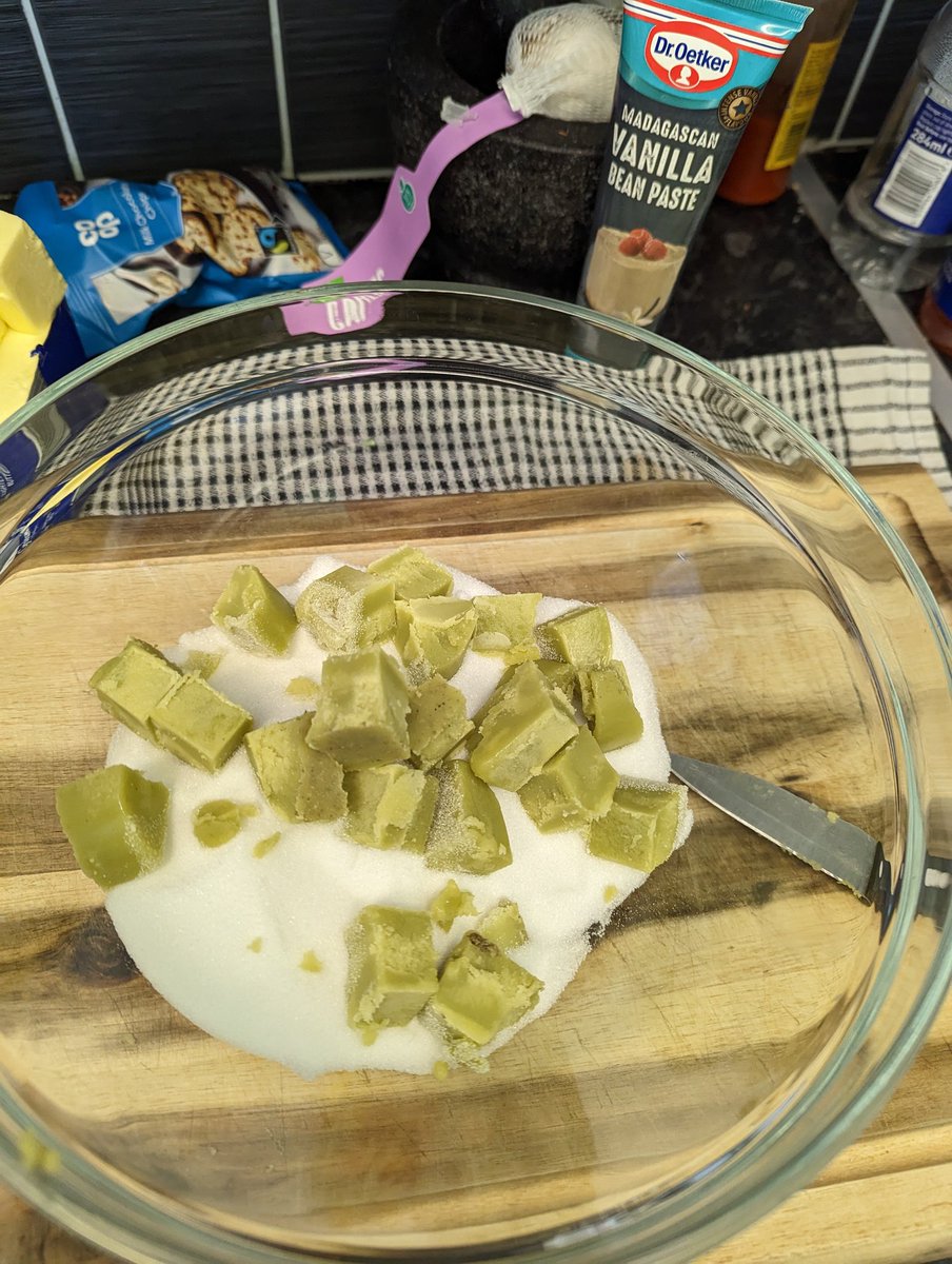 PMcyoloswag's tweet image. First batch of cannabutter choc chip cookies #cannabutter #cookies #bakedbaking