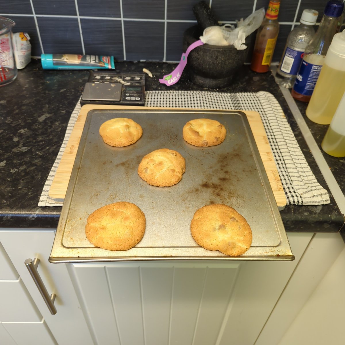 PMcyoloswag's tweet image. First batch of cannabutter choc chip cookies #cannabutter #cookies #bakedbaking