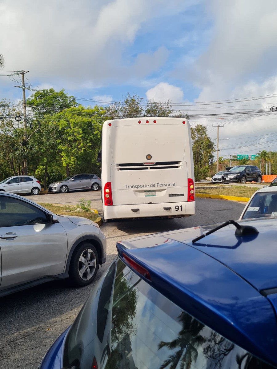 _martits's tweet photo. @VivoEnCancun ¡hola! Por la mañana mi esposo pudo captar cuando un autobús pasó por la lateral de plaza Península y queremos hacer el reporte y apoyar al dueño del auto dañado https://t.co/WMlBirrv2h