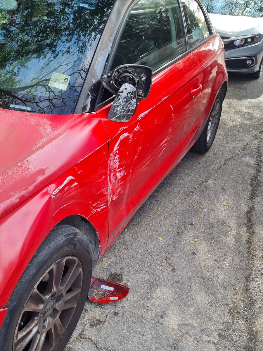 _martits's tweet photo. @VivoEnCancun ¡hola! Por la mañana mi esposo pudo captar cuando un autobús pasó por la lateral de plaza Península y queremos hacer el reporte y apoyar al dueño del auto dañado https://t.co/WMlBirrv2h