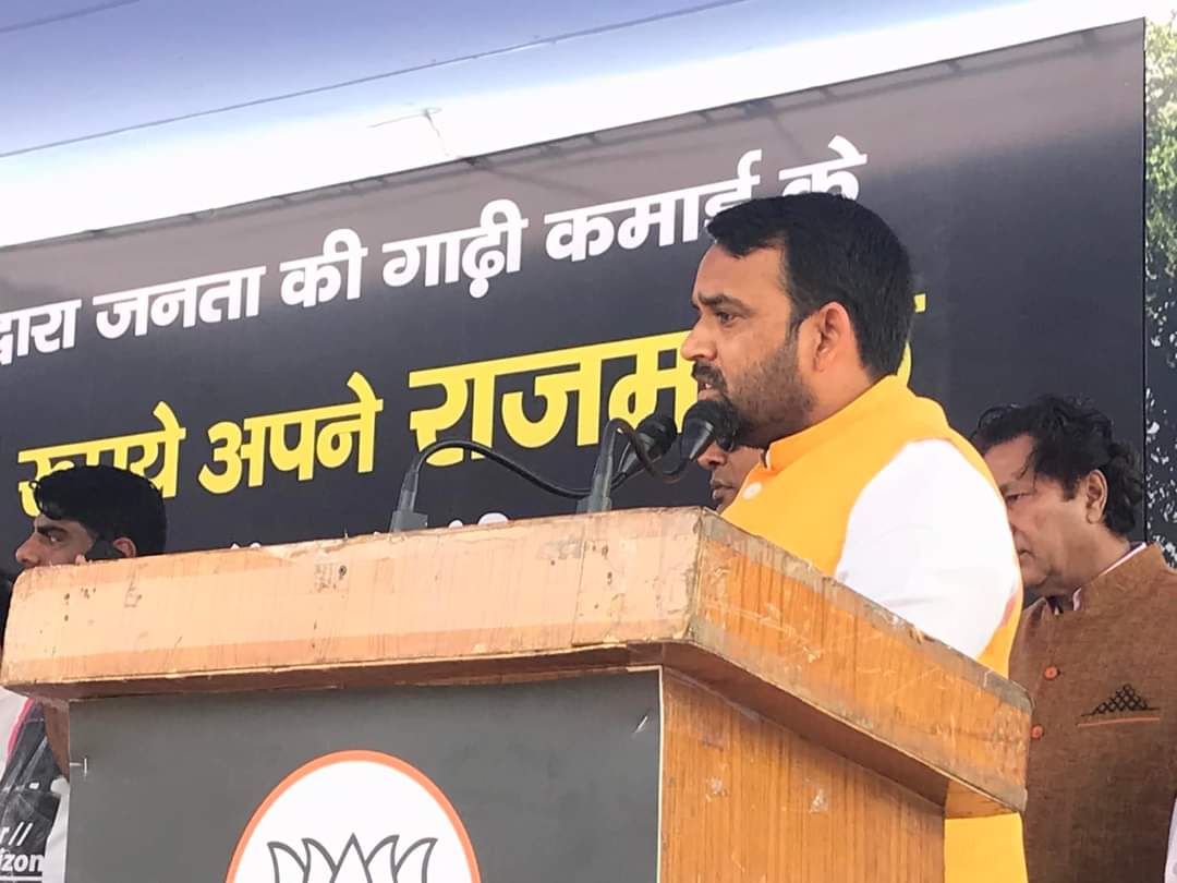 MSinghBJP's tweet photo. केजरीवाल द्वारा जनता की गाढ़ी कमाई के 45 करोड़ रूपये अपने राजमहल पर खर्च करने के विरोध में मुख्यमंत्री आवास पर विशाल धरना हुआ, जिसमें भारी संख्या में भाजपा कार्यकर्ताओं ने उपस्थित होकर ज़ोरदार प्रदर्शन किया I https://t.co/Yez7Y5Wune